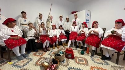 Activitate a DGASPC Maramureș: O prestație artistică a tinerilor cu dizabilități, acum personaje principale, ale unei șezători, un real succes!