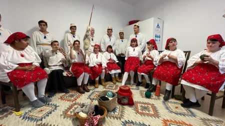 Activitate a DGASPC Maramureș: O prestație artistică a tinerilor cu dizabilități, acum personaje principale, ale unei șezători, un real succes!