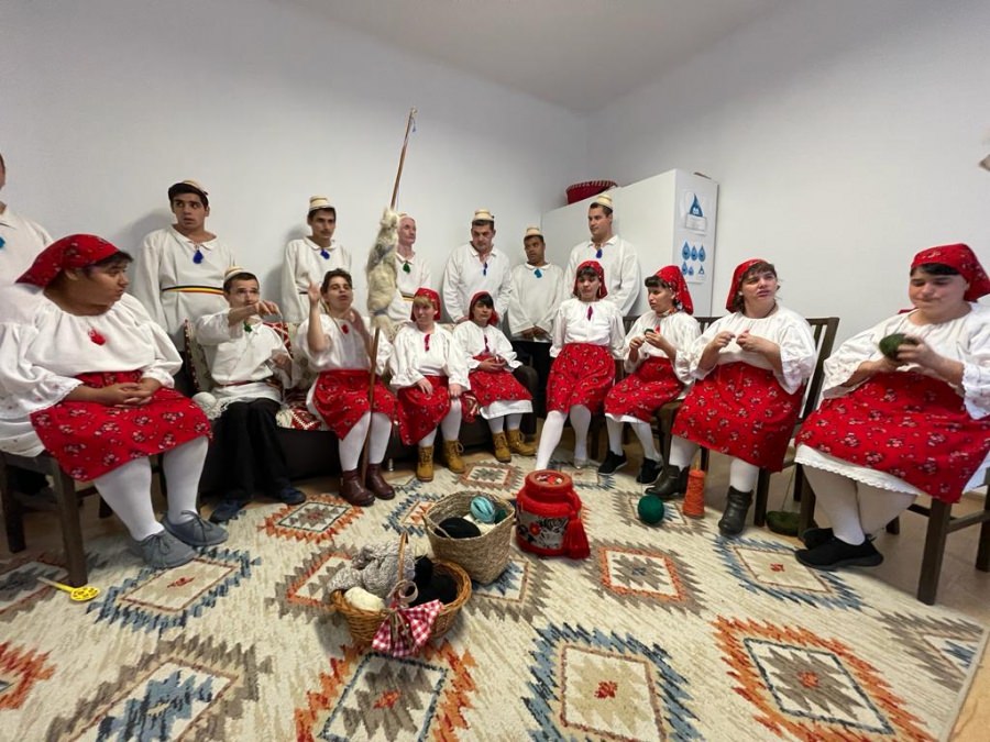 Activitate a DGASPC Maramureș: O prestație artistică a tinerilor cu dizabilități, acum personaje principale, ale unei șezători, un real succes!
