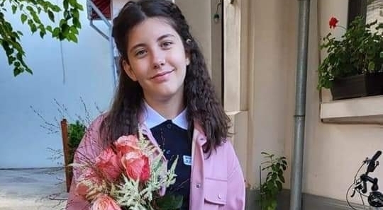 E nevoie de rugăciune: Ecaterina, o fetiță de 12 ani, se află în comă; I s-au descoperit formațiuni tumorale pe creier