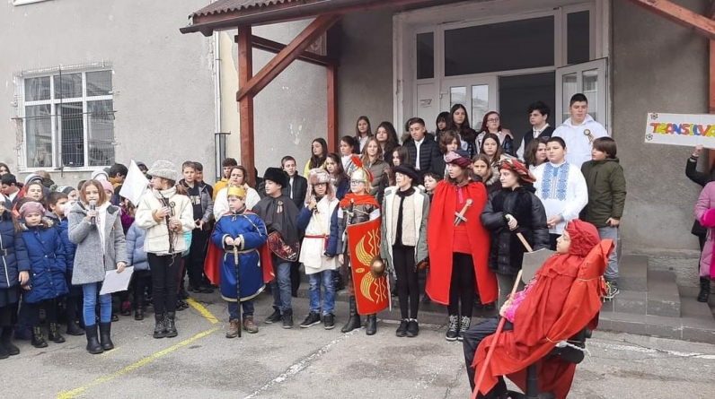 Școala Gimnazială „Nichita Stănescu”: Cu program artistic au marcat cei mici acum marea sărbătoare, în curtea instituției! Imagini cu activitățile!