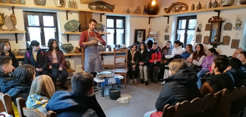Acțiune fascinantă pentru tineri: Lecție de artă pentru elevii de gimnaziu ai școlii băimărene „Nicolae Iorga”! Cum s-a desfășurat activitatea!