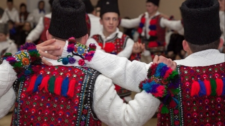 Duminică 13 noiembrie 2022: Vor urca artiști foarte iubiți pe scenă la sărbătoarea specială, de Lăsata Secului, în inima Maramureșului în Bârsana!