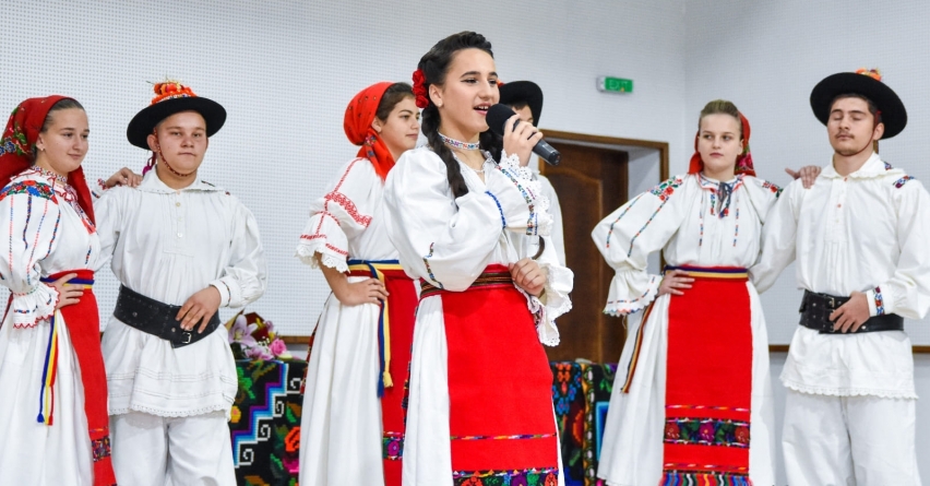 Eveniment de suflet la Lăpuș: Victoria Maria Petrenciuc și-a lansat albumul „Din Lăpuşu Românesc”