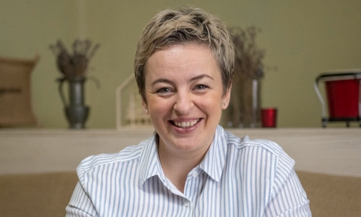 Ioana Hochia – omul potrivit la locul potrivit; Să o ajutăm să pună Școala din Firiza pe picioare!