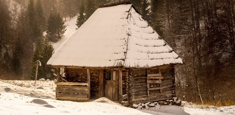 „La căsuța unde-i neaua până-n tindă”: Campanie de ajutorare pentru familiile și bătrânii din zonele izolate din Maramureș și Satu Mare