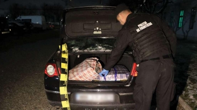 La granița Maramureșului: Două persoane cercetate pentru contrabandă și aproximativ 9.000 de pachete cu țigări confiscate