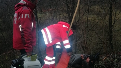 Un bărbat aflat sub influența alcoolului a solicitat ajutorul Salvamont; Acesta era căzut într-o poieniță