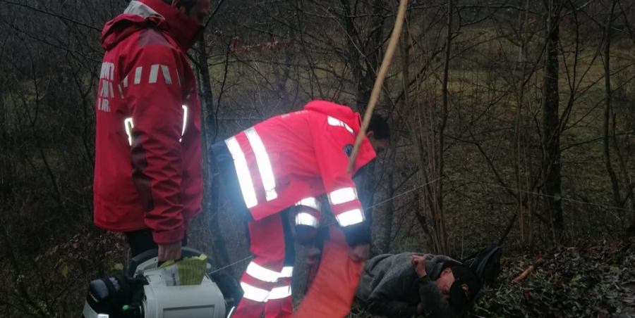 Un bărbat aflat sub influența alcoolului a solicitat ajutorul Salvamont; Acesta era căzut într-o poieniță