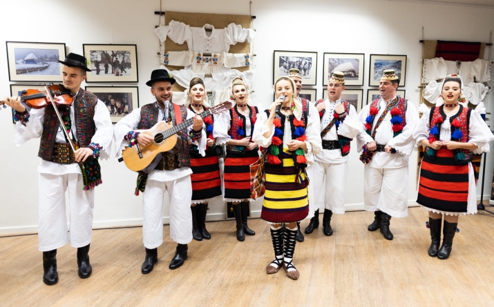 În Belgia: Muzeul Județean de Etnografie și Artă Populară Maramureș a vernisat expoziția etnografică „De-acasă, din Maramureș”