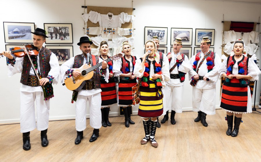 În Belgia: Muzeul Județean de Etnografie și Artă Populară Maramureș a vernisat expoziția etnografică „De-acasă, din Maramureș”