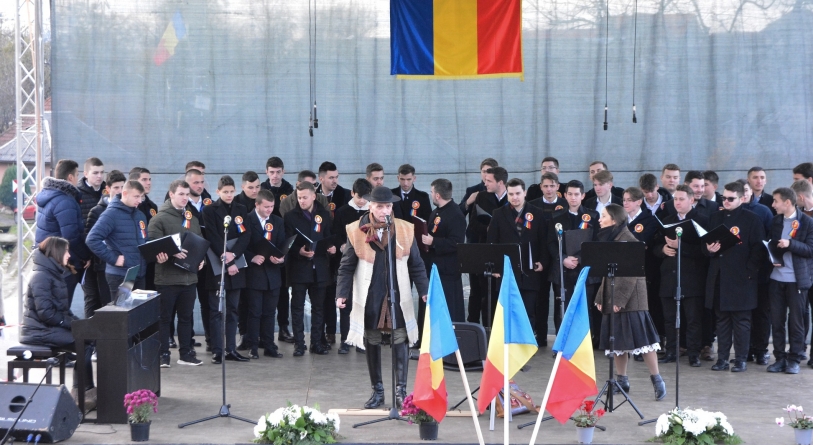 De Ziua Națională: În Groși a avut loc dezvelirea Monumentului Eroilor; Grigore Leșe i-a încântat pe cei prezenți