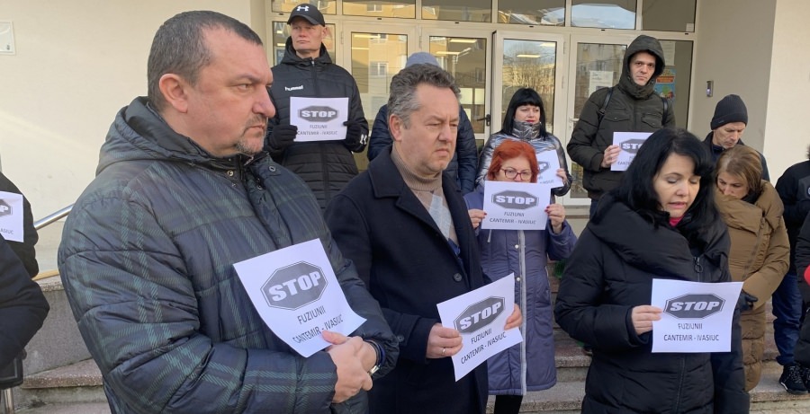 Protest la Școala „Dimitrie Cantemir” Baia Mare; Părinții și profesorii nu doresc fuziunea cu Școala „Alexandru Ivasiuc”