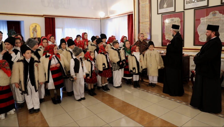 Mai multe cete de colindători au poposit la Centrul Eparhial din Baia Mare; Au fost întâmpinați de PS Iustin și PS Timotei Sătmăreanul