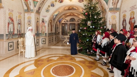 În prag de sărbători: Patriarhul Daniel a fost colindat de maramureșeni