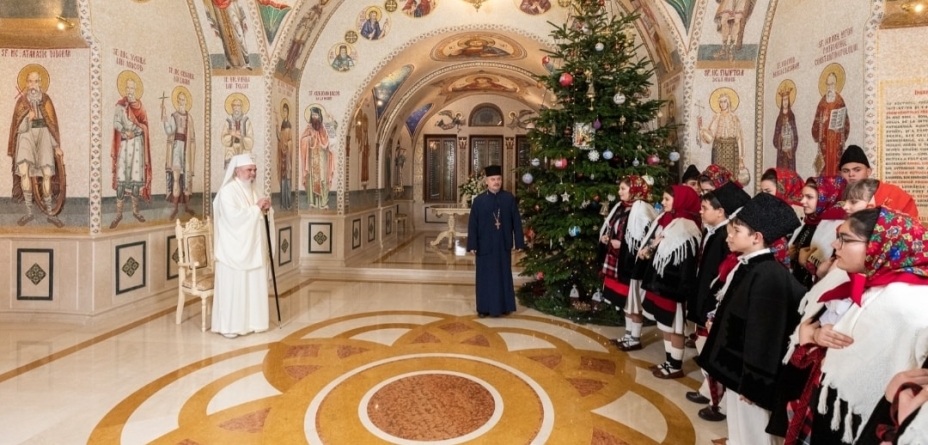 În prag de sărbători: Patriarhul Daniel a fost colindat de maramureșeni