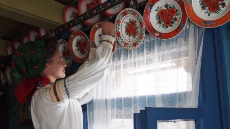 Cum erau pe vremuri pregătirile pentru Crăciun; „Pe pereți se pun șterguri, blide, pe masă fățoaie brodată cu ciur, pe pat perini”