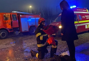 Moment emoționant de Crăciun: Un pompier maramureșean și-a cerut iubita în căsătorie într-un mod inedit