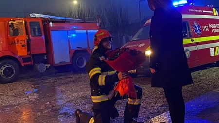 Moment emoționant de Crăciun: Un pompier maramureșean și-a cerut iubita în căsătorie într-un mod inedit