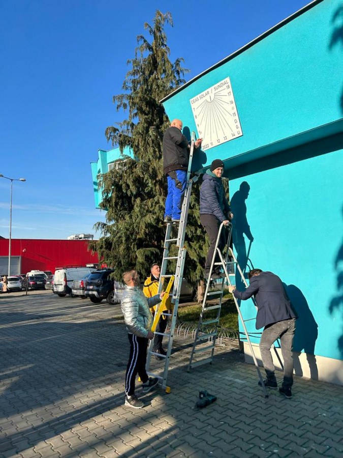 Ceas solar instalat pe fațada Planetariul Baia Mare