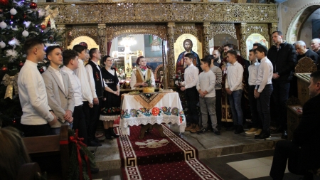 Răspunsul colacului, obicei de Crăciun reînviat la Biserica Ortodoxă Fărcașa