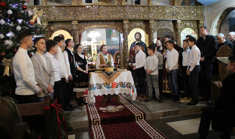 Răspunsul colacului, obicei de Crăciun reînviat la Biserica Ortodoxă Fărcașa