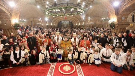 Triplă sărbătoare în Episcopia Maramureșului și Sătmarului; Tinerii îmbrăcați în straie populare au înfrumusețat Catedrala din Baia Mare