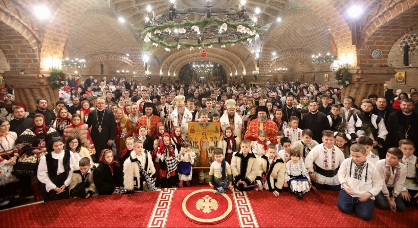 Triplă sărbătoare în Episcopia Maramureșului și Sătmarului; Tinerii îmbrăcați în straie populare au înfrumusețat Catedrala din Baia Mare