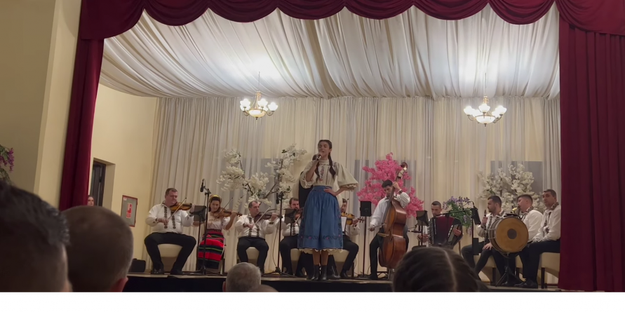 „Cât îi Maramureșul”: Cine sunt copiii și tinerii premiați la cea de-a IV-a ediție a Festivalului Național Concurs de Interpretare vocală și instrumentală