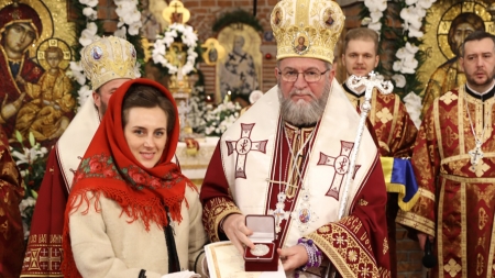 „Acasă îi Crăciunu’ Sfânt”: Artista Oana Font primește binecuvântare arhierească de la PS Părinte Iustin pentru lansarea primul său album de colinde și cântece de Crăciun