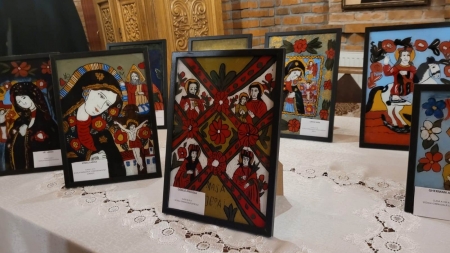 Arta sacră în educația spirituală a tinerilor din Maramureș: Un vernisaj cu esența specială a icoanelor pe sticlă! Activitate superbă la Catedrală!