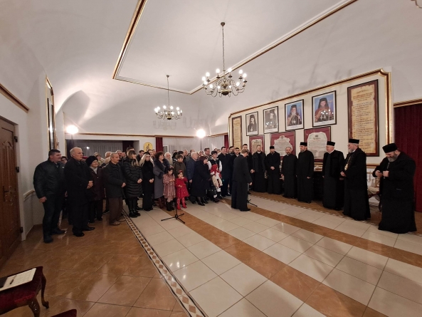 E colindă în familie: Parohia ortodoxă băimăreană cu Sfântul Iosif Mărturisitorul ca adevărat protector a mers la PS Iustin, arătând multă unitate!