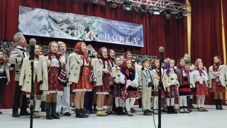 Se menține cu succes datina în Maramureș: Tradiția autentică arhaică a făcut sărbătoarea frumoasă, la festivalul obiceiurilor, organizat la Moisei!