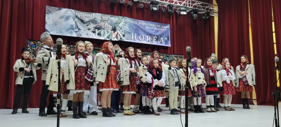 Se menține cu succes datina în Maramureș: Tradiția autentică arhaică a făcut sărbătoarea frumoasă, la festivalul obiceiurilor, organizat la Moisei!