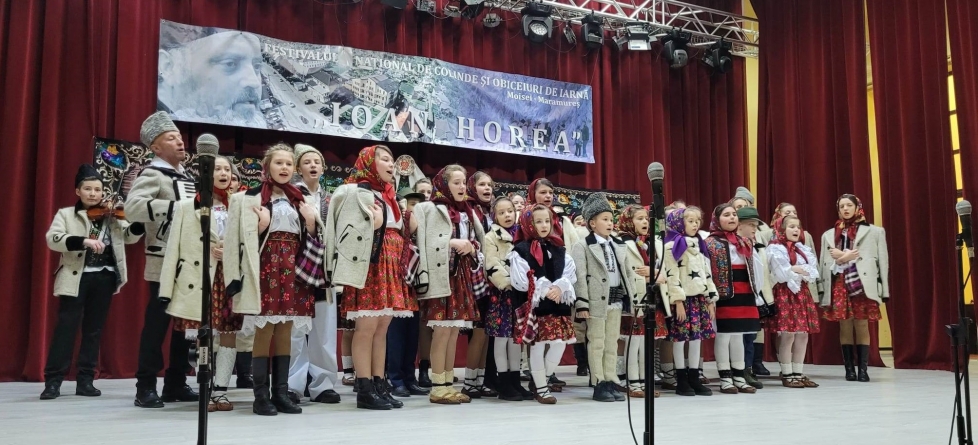 Se menține cu succes datina în Maramureș: Tradiția autentică arhaică a făcut sărbătoarea frumoasă, la festivalul obiceiurilor, organizat la Moisei!