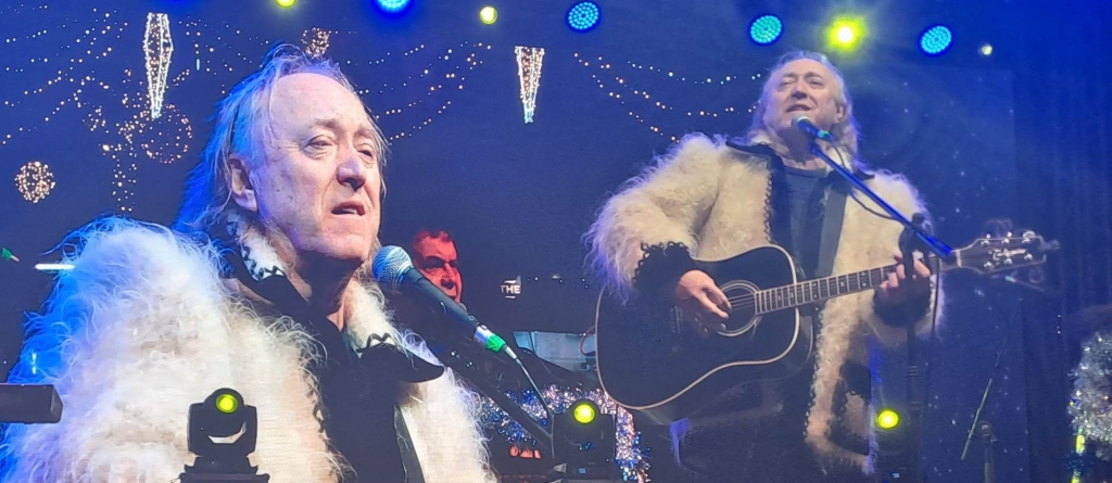 Un regal de bucurie: Ștefan Hrușcă, artist al cântecului, un simbol al tradițiilor maramureșene, a venit și să îi colinde pe băimăreni la ei acasă!