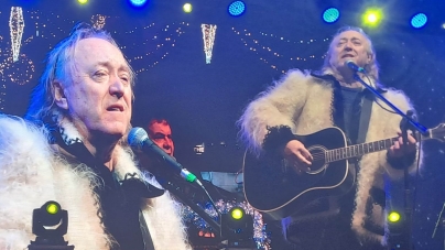 Un regal de bucurie: Ștefan Hrușcă, artist al cântecului, un simbol al tradițiilor maramureșene, a venit și să îi colinde pe băimăreni la ei acasă!