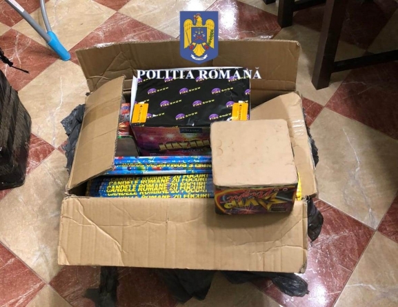 Artificii deținute ilegal, confiscate de polițiști
