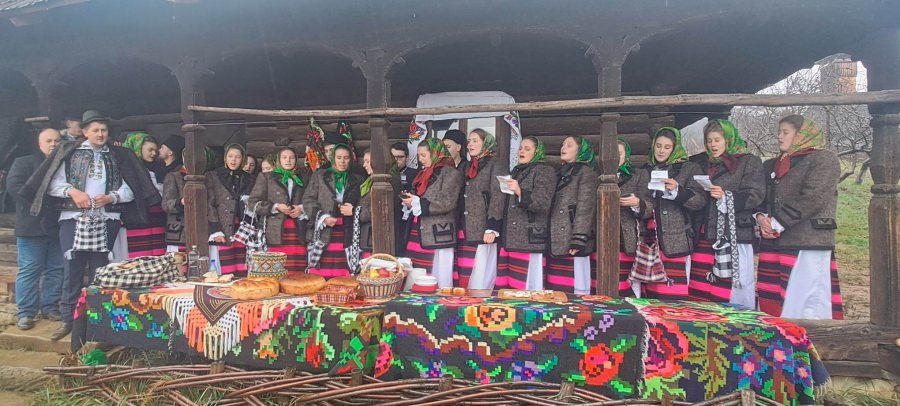 Se unesc în simțiri: Corul din Maramureș care colindă bilingv și aduce bucuria cântecului, în sufletele celor care ascultă! Fericirea prin empatie!