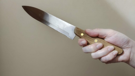 S-a ales cu ordin de protecție și cu internare la psihiatrie după ce și-a agresat și amenințat cu un cuțit soția și fiica