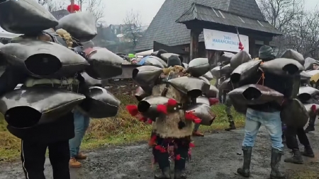 Tradiția continuă în Vișeu de Sus: „Dracii din Viflaiem”, unici prin dimensiunile uriașe ale „droangelor”; Care e scopul lor