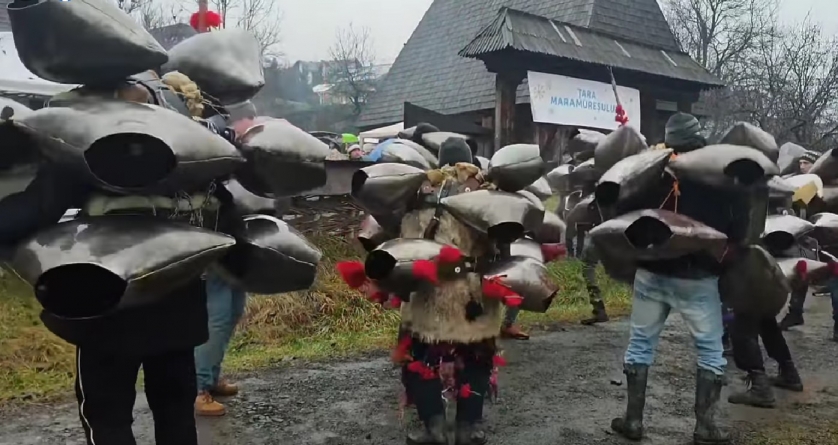Tradiția continuă în Vișeu de Sus: „Dracii din Viflaiem”, unici prin dimensiunile uriașe ale „droangelor”; Care e scopul lor