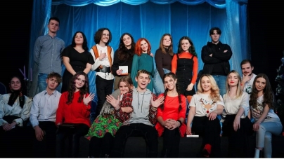 Acțiune caritabilă de tradiție: Emoție cu artiști și colinde de Crăciun pe scena băimăreană a Teatrului de Păpuși! Mare încântarea pentru prezenți!