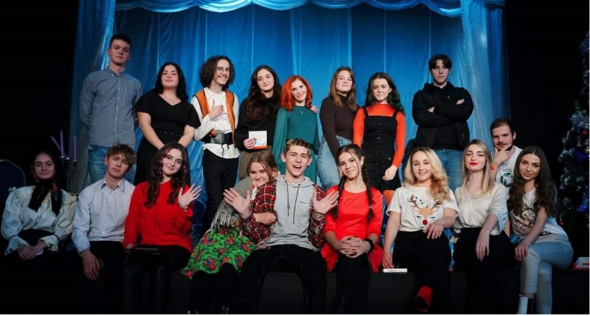 Acțiune caritabilă de tradiție: Emoție cu artiști și colinde de Crăciun pe scena băimăreană a Teatrului de Păpuși! Mare încântarea pentru prezenți!