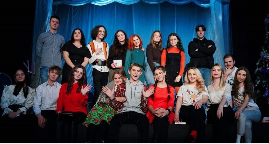 Acțiune caritabilă de tradiție: Emoție cu artiști și colinde de Crăciun pe scena băimăreană a Teatrului de Păpuși! Mare încântarea pentru prezenți!
