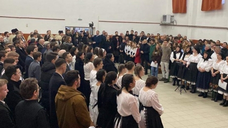 9 cete de colindători: O localitate maramureșeană a organizat de sărbători un concert special, cu grupuri din toate confesiunile religioase!