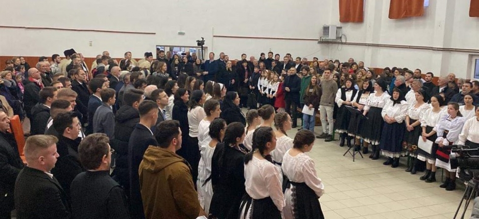 9 cete de colindători: O localitate maramureșeană a organizat de sărbători un concert special, cu grupuri din toate confesiunile religioase!
