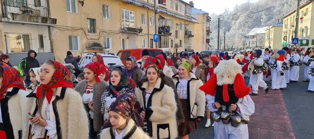 Tradiție de sărbători cu istorie specială: Orașul maramureșean care organizează o activitate unicată, în țară! Brondoșii au adus colinda!