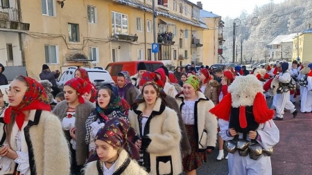 Tradiție de sărbători cu istorie specială: Orașul maramureșean care organizează o activitate unicată, în țară! Brondoșii au adus colinda!