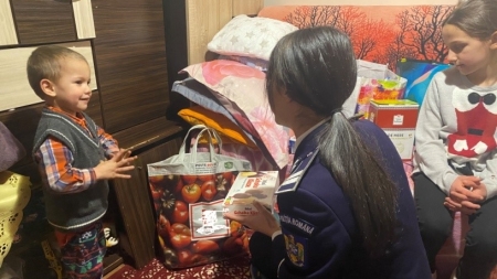 Cu ajutorul polițiștilor, Moșul a ajuns și la două familii din Cavnic